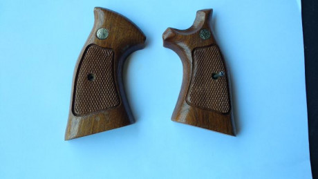 Saludos al foro.
Ando buscando unas cachas tipo servicio para revólver Smith&Wesson de armazón K. 22