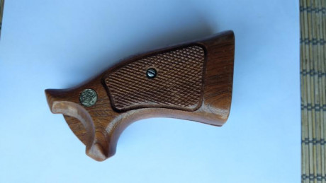 Saludos al foro.
Ando buscando unas cachas tipo servicio para revólver Smith&Wesson de armazón K. 21