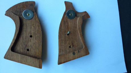 Saludos al foro.
Ando buscando unas cachas tipo servicio para revólver Smith&Wesson de armazón K. 20