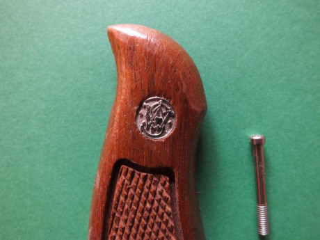 Saludos al foro.
Ando buscando unas cachas tipo servicio para revólver Smith&Wesson de armazón K. 42