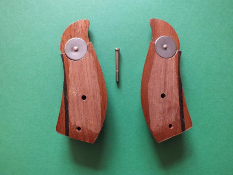 Saludos al foro.
Ando buscando unas cachas tipo servicio para revólver Smith&Wesson de armazón K. 41