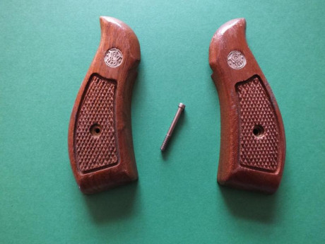 Saludos al foro.
Ando buscando unas cachas tipo servicio para revólver Smith&Wesson de armazón K. 40