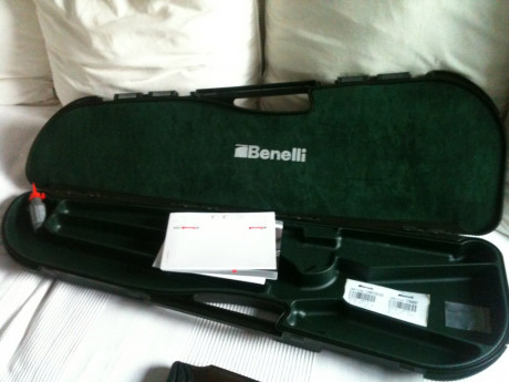 Vendo rifle Benelli Argo semiautomatico, pocos tiros, seminuevo ,con dos cargadores de 2 y 4 tiros, mas 00