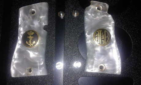 Cachas para pistola Star DKL, en nacar con botones damasquinados en oro, con juego de tornillos niquelados, 01