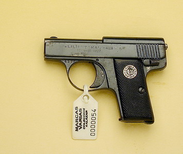 Ando investigando la procedencia de esta pistola ¿Alguien dispone de información sobre ella,marca pais,etc.? 40