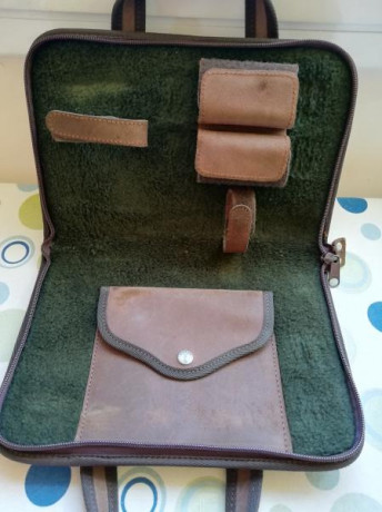 Vendo funda de piel SPS para pistola. Prácticamente nueva. Espacio para el arma y 2 cargadores que se 02