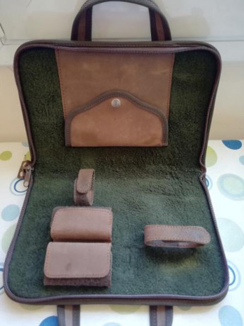 Vendo funda de piel SPS para pistola. Prácticamente nueva. Espacio para el arma y 2 cargadores que se 01