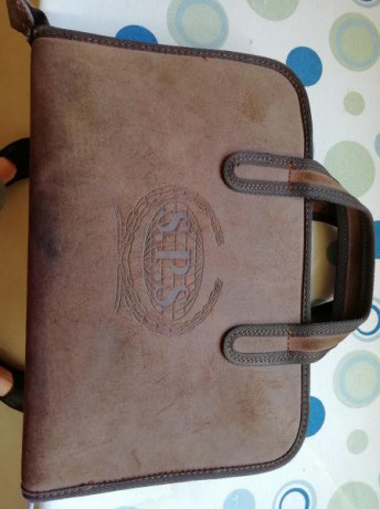 Vendo funda de piel SPS para pistola. Prácticamente nueva. Espacio para el arma y 2 cargadores que se 00