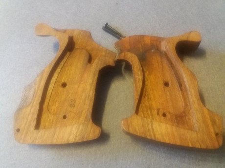 Vendo cacha anatómica para revólver S&W 586 y 686 talla mediana (yo tengo la mano grande y me queda 10