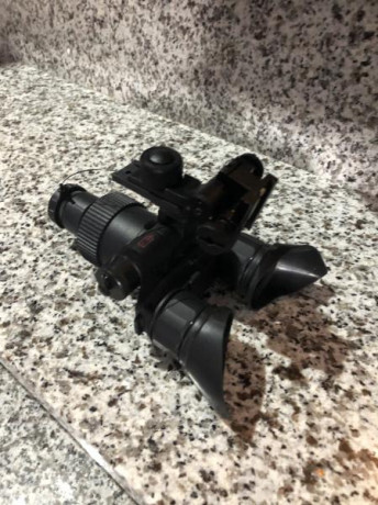 Se vende binocular de visión nocturna en perfecto estado de funcionamiento y con unas 20 horas de uso. 00