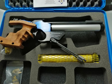 Buenas compañeros, un amigo del club me ha dicho que ponga a la venta su pistola electrónica de aire comprimido. 01