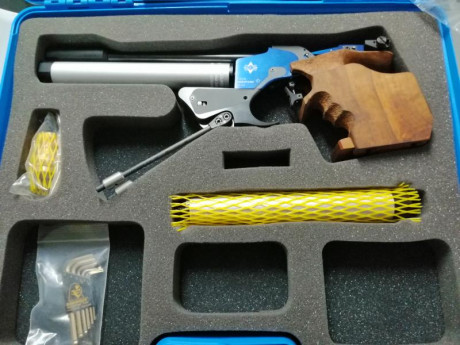 Buenas compañeros, un amigo del club me ha dicho que ponga a la venta su pistola electrónica de aire comprimido. 00
