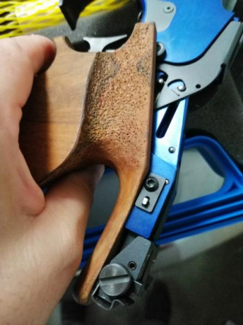 Buenas compañeros, un amigo del club me ha dicho que ponga a la venta su pistola electrónica de aire comprimido. 10