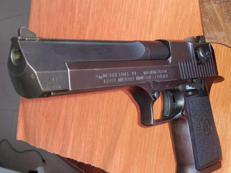 Pistola Desert Eagle del calibre 44 Magnum, poco uso y muy cuidada.  Maletin, libro de instrucciones, 02