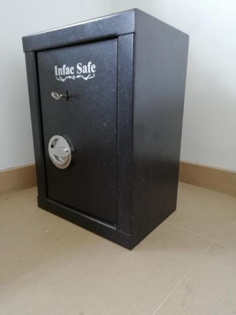 Vendo armero grado I, INFAC de 50x36x26 y un volúmen de 26 litros. Pesa 26 Kg. Muy fácil de instalar. 01