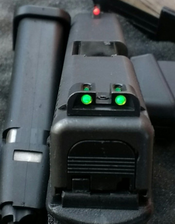 Se vende lote Glock 17 de 2ª generación, (Vendida), armero UNE-EN 1143-1-98, para tres armas cortas y 01