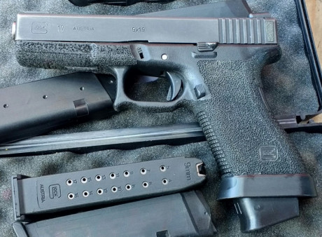 Se vende lote Glock 17 de 2ª generación, (Vendida), armero UNE-EN 1143-1-98, para tres armas cortas y 00