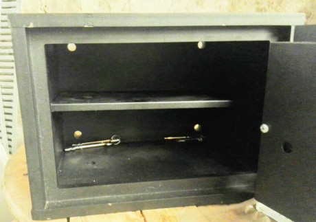 Armero grado 3 para tres armas cortas.
UNE-EN 1143-1-98
https://www.armas.es/foros/viewtopic.php?f=96&t=1091137
Esta 12