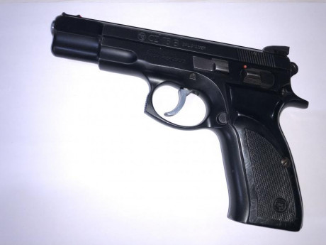 Buenas!

Pongo a la venta la pistola de las fotos del calibre 9 parabellum, con mira cambiada de fibra, 01