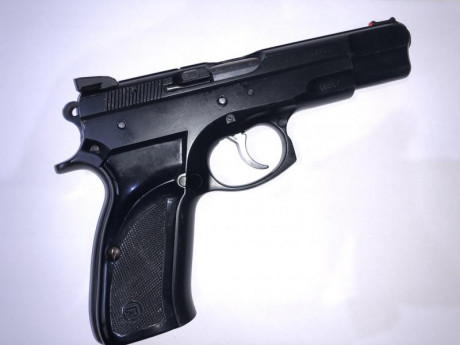 Buenas!

Pongo a la venta la pistola de las fotos del calibre 9 parabellum, con mira cambiada de fibra, 11