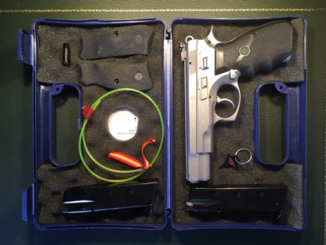 Vendo pistola CZ 75B (Cromada) 9mm impecable, con dos cargadores, apenas sin uso, con Carro del 22 con 01