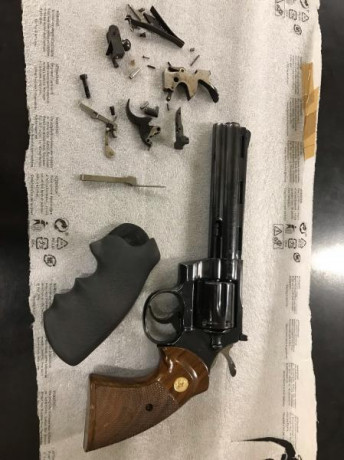 Buenos dias Compañeros ,
me vendo este fantastico revolver Colt Python en 6 Pulgadas en color negro carbonia 02