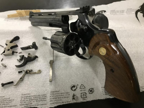 Buenos dias Compañeros ,
me vendo este fantastico revolver Colt Python en 6 Pulgadas en color negro carbonia 01