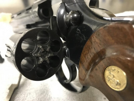 Buenos dias Compañeros ,
me vendo este fantastico revolver Colt Python en 6 Pulgadas en color negro carbonia 00