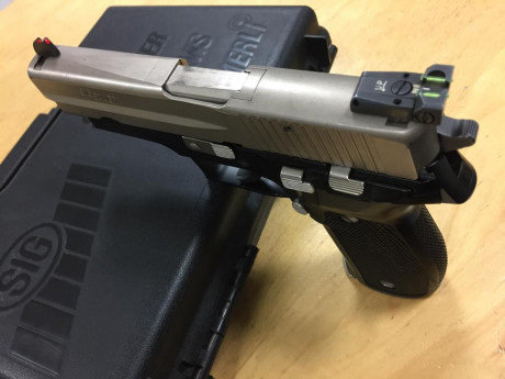 Vendo pistola SIG-SAUER P-226, válida para defensa o servicio y para tiro deportivo.  Armazón pavonado 00