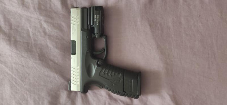 Cañón de 3.8 pulgadas. Guiada en A. Esta en Málaga, 3 cargadores, dos de 19 y uno de 13, funda fobus tiene 11