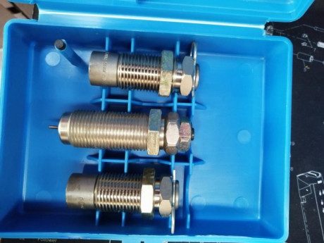 Como me he sacado la prensa, ahora van accesorios.

Dies calibre 32 dillon tuosteno mas Regleta para pequeñas 00