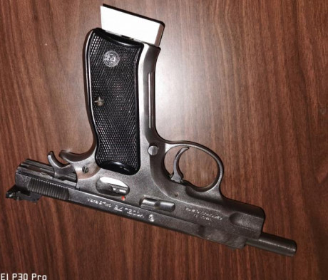 :duel-guns: Se vende cz 75 b 9 mm con licencia f  plateada con 2 cargadores y alza regulable  bien conservada 02