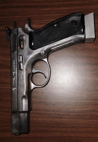 :duel-guns: Se vende cz 75 b 9 mm con licencia f  plateada con 2 cargadores y alza regulable  bien conservada 00