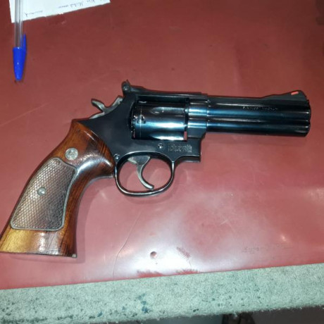 Vendo revolver S&W 586
Calibre 38/357
En perfecto estado 
Con maletín de transporte 
Precio 300 € 01