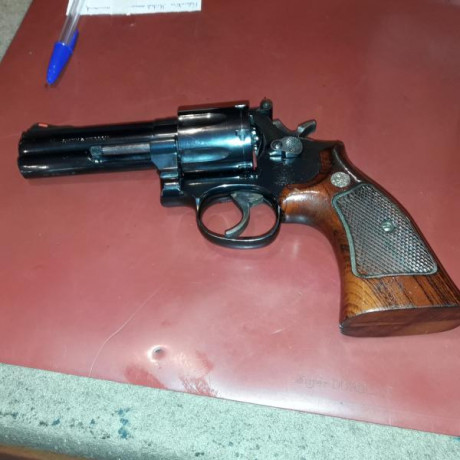 Vendo revolver S&W 586
Calibre 38/357
En perfecto estado 
Con maletín de transporte 
Precio 300 € 00