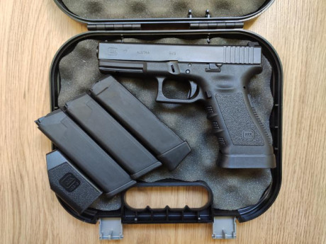 Vendo pistola Glock 17 3Gen en muy buen estado. La entrego con:

- 3 cargadores (uno de ellos con +2)
- 02