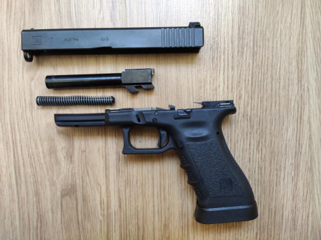 Vendo pistola Glock 17 3Gen en muy buen estado. La entrego con:

- 3 cargadores (uno de ellos con +2)
- 12