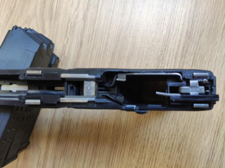 Vendo pistola Glock 17 3Gen en muy buen estado. La entrego con:

- 3 cargadores (uno de ellos con +2)
- 10