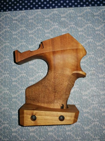 Buenas, se vende esta magnífica empuñadura anatómica diestra, talla S, pero más bien tirando a M, para 02