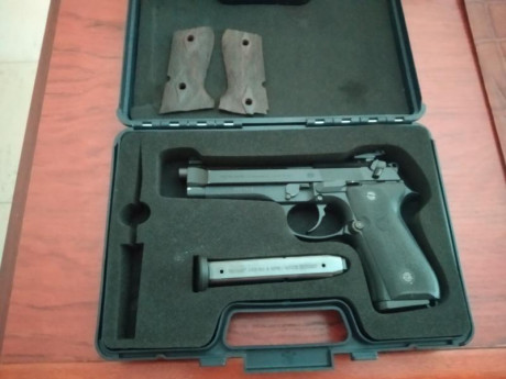  Vendo pistola beretta 92fs cal.9mm, dos cargadores,maletin transporte, cachas originales y neopreno, 02