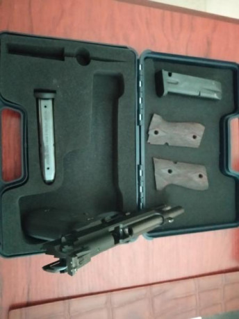  Vendo pistola beretta 92fs cal.9mm, dos cargadores,maletin transporte, cachas originales y neopreno, 00