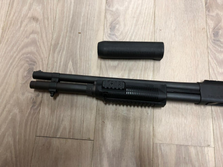 Vendo Remington 870 Magnum, con culata táctica y rail para punto rojo. Tambien incluye culata y pasamanos 02