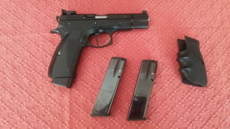 Hola. Vendo guiada en F.
Gatillo y martillo de competición. Miras regulables. 
Anulada la doble acción 00