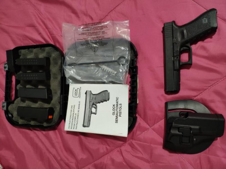 Vendo Glock 17 9 mm Pb  Gen 3. 
Está prácticamente nueva. Unos 300 disparos. 
La entrego con 4 cargadores, 01