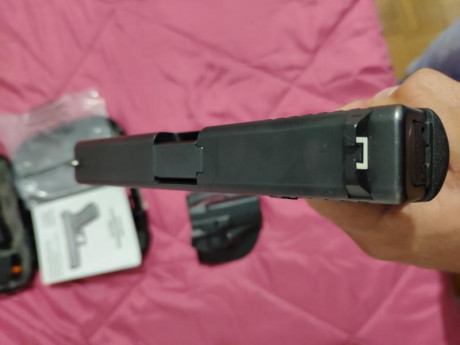 Vendo Glock 17 9 mm Pb  Gen 3. 
Está prácticamente nueva. Unos 300 disparos. 
La entrego con 4 cargadores, 00