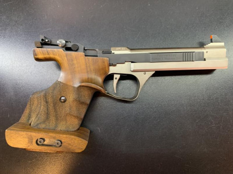 Vendo pistola Feinwerkbau AW93 calibre .22 con dos cargadores, en un estado impecable muy precisa. Se 02