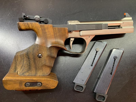 Vendo pistola Feinwerkbau AW93 calibre .22 con dos cargadores, en un estado impecable muy precisa. Se 00