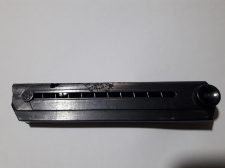 Cargador con marcaje FXO para la luger P08, tiene picaduras de oxido por los dos lados como se aprecia 02