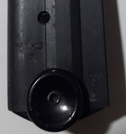 Cargador con marcaje FXO para la luger P08, tiene picaduras de oxido por los dos lados como se aprecia 01