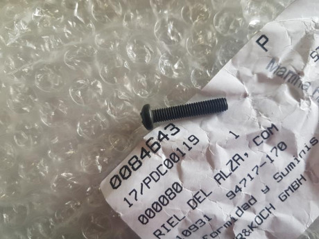 Hola, por dejar de usar el G36 vendo:

 Un Rail superior picatiny original de HK, con miras abatibles, 110